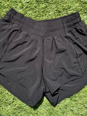 Lululemon Hotty Hot 2.5” lined short